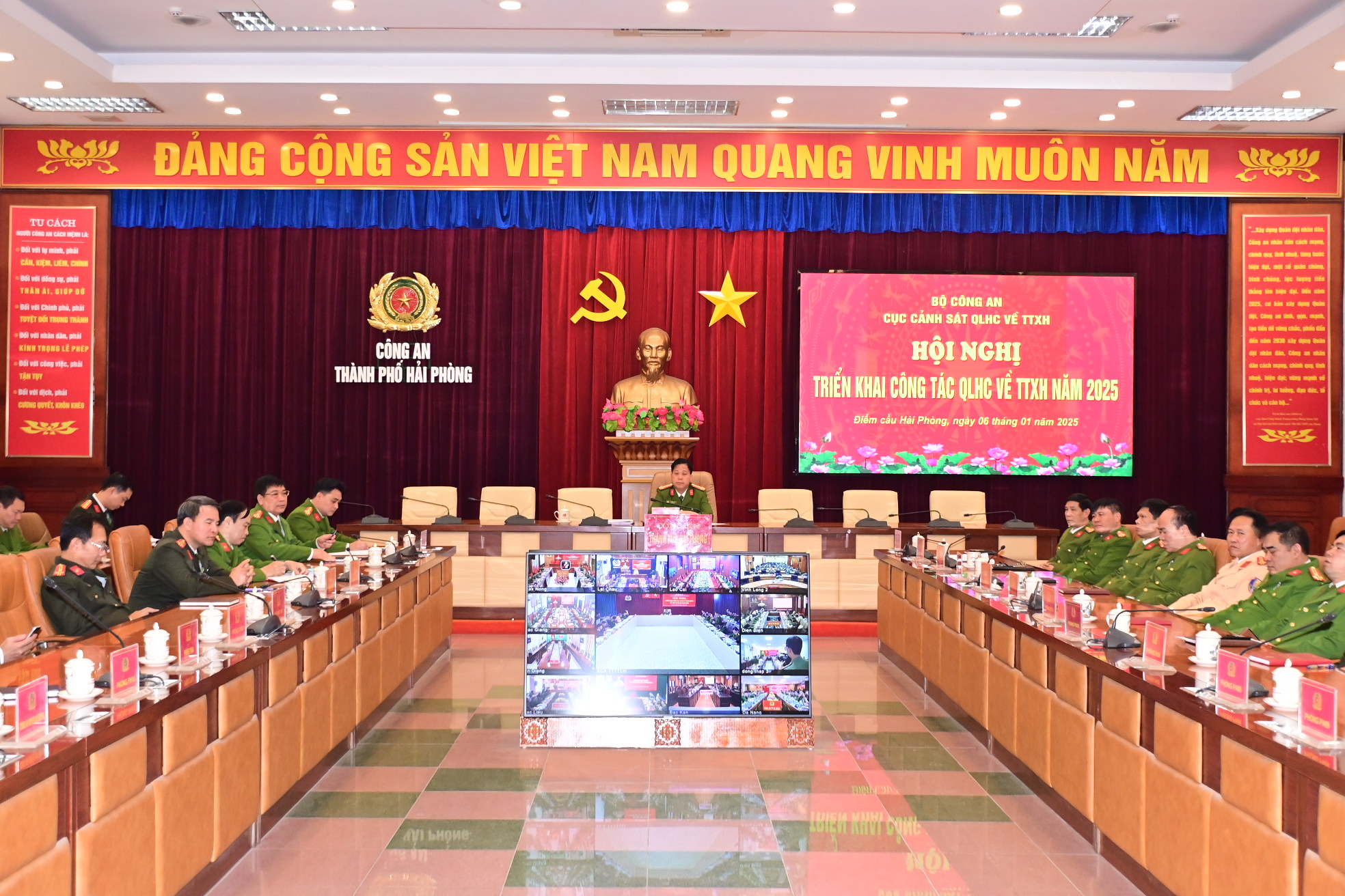 Lực lượng Cảnh sát QLHC về TTXH Cảnh sát QLHC về TTXH tổng kết công tác QLHC về TTXH năm 2024, triển khai công tác năm 2025